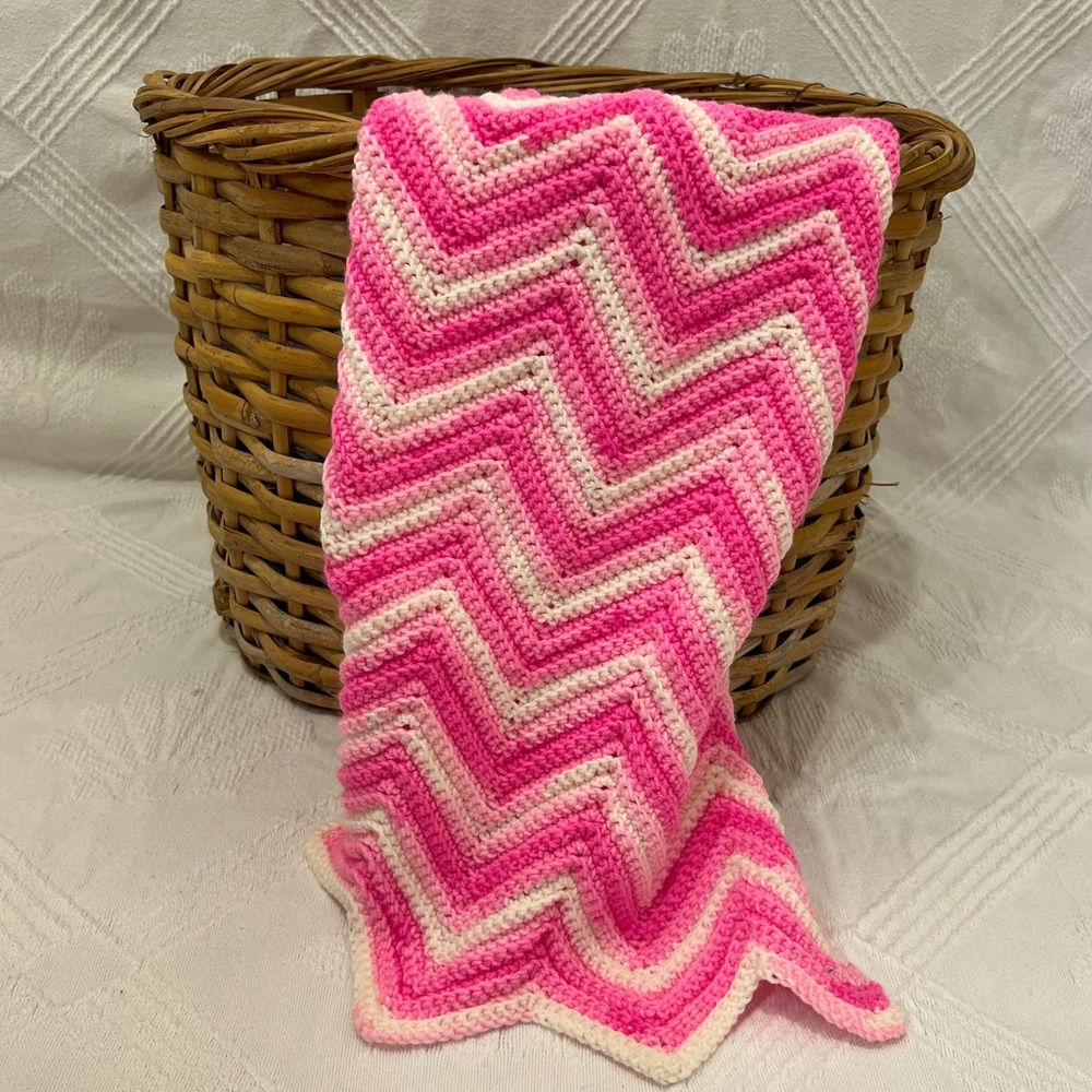 ❤️ Grandma’s Crochet Throw/Baby Blanket in bright pink & white Chevron Pattern